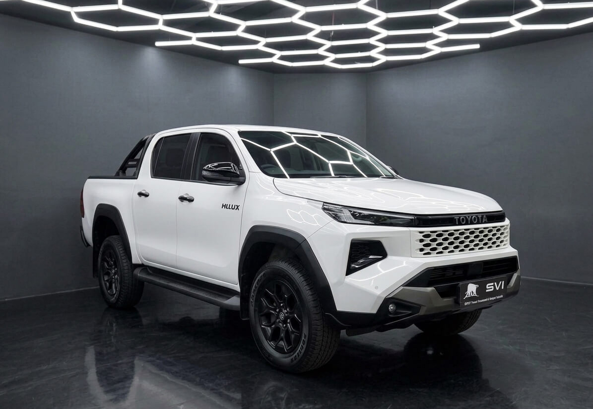 hilux-new-9th-studio-svi-comp Jeep Grand Cherokee studio